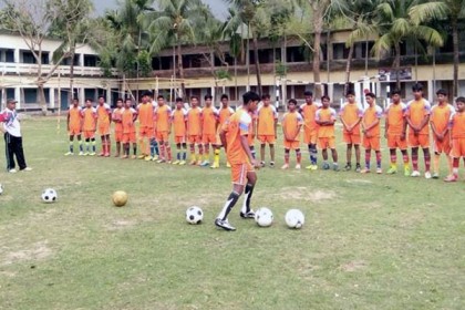 নাটোরে ফুটবলার তৈরিতে মাসব্যাপী বুনিয়াদি প্রশিক্ষণ