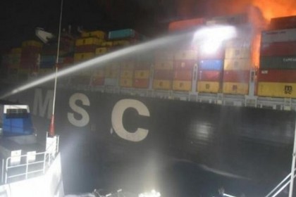 শ্রীলঙ্কায় মালবাহী জাহাজে ভয়াবহ অগ্নিকাণ্ড