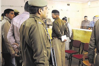 ব্যাংক ডাকাতি আটকে দিলেন ২ নারীকর্মী