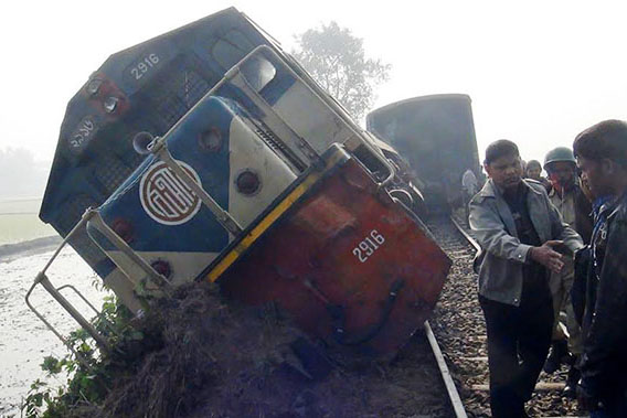 টাঙ্গাইলে ট্রেনের ইঞ্জিন লাইনচ্যুত, ঢাকার সঙ্গে উত্তরবঙ্গের যোগাযোগ বন্ধ
