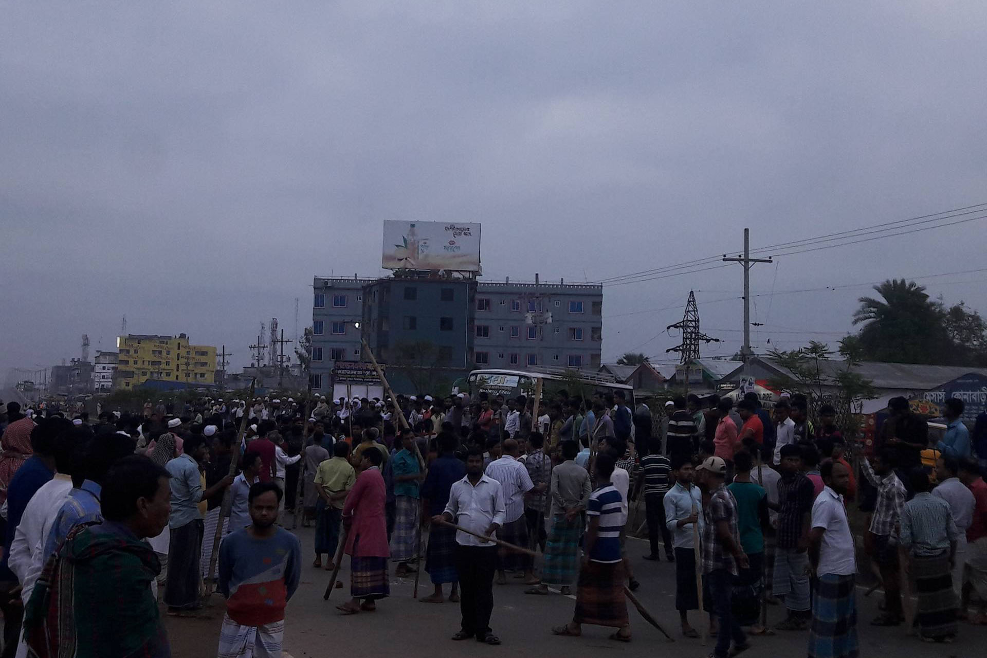 গাজীপুরে আওয়ামী লীগ নেতার মুক্তির দাবিতে মহাসড়ক অবরোধ-অগ্নিসংযোগ

