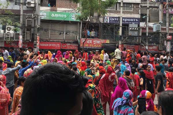 এলিফ্যান্ট রোডে বকেয়া বেতনের দাবিতে পোশাক শ্রমিকদের বিক্ষোভ