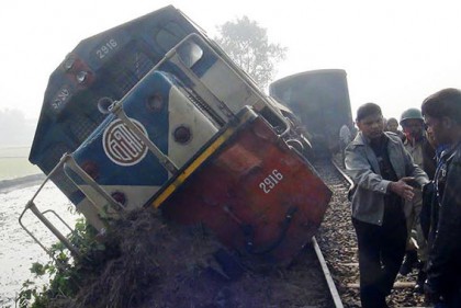 টাঙ্গাইলে ট্রেনের ইঞ্জিন লাইনচ্যুত, ঢাকার সঙ্গে উত্তরবঙ্গের যোগাযোগ বন্ধ
