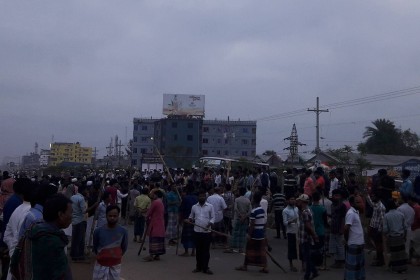 গাজীপুরে আওয়ামী লীগ নেতার মুক্তির দাবিতে মহাসড়ক অবরোধ-অগ্নিসংযোগ
