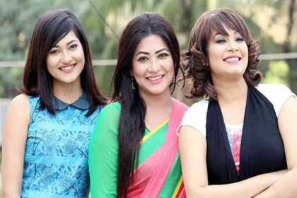 এক ফ্রেমে তিন লাক্স সুন্দরী 