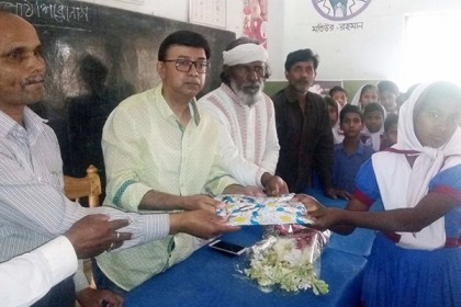 ঠাকুরগাঁওয়ে খেলাধুলা ও শিক্ষা উপকরণ বিতরণ