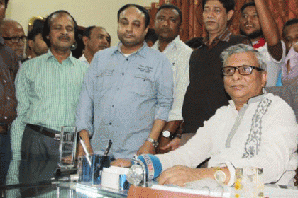 নগর ভবনের চেয়ারে বসলেন মেয়র আরিফুল