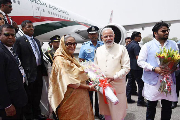 শেখ হাসিনাকে অভ্যর্থনা জানালেন মোদি