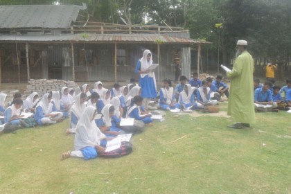 রাজবাড়ীর ৩ স্কুলে খোলা আকাশের নিচে পাঠদান