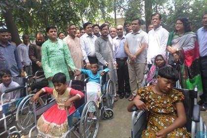 নীলফামারীতে প্রতিবন্ধীদের মাঝে চলাচল সহায়ক উপকরণ বিতরণ
