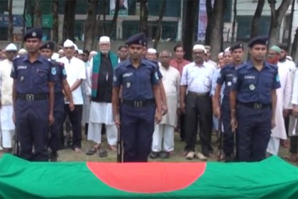 রাষ্ট্রীয় মর্যাদায় মুক্তিযোদ্ধা ও কবি সাযযাদ কাদিরের দাফন সম্পন্ন