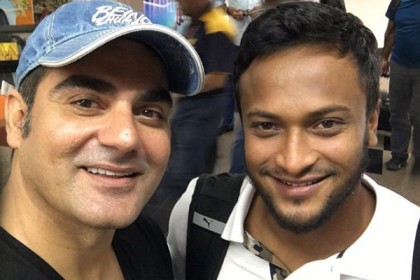 সাকিবের সাথে সেলফি তুলে বিমুগ্ধ আরবাজ