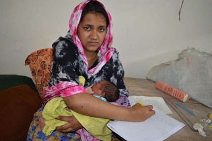 একদিনের শিশু কোলে এইচএসসি পরীক্ষায় মা আঁখি