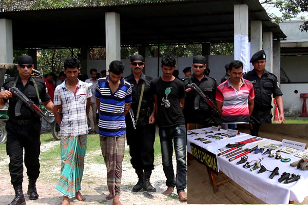 পাবনায় অস্ত্রসহ ৪ ডাকাত আটক