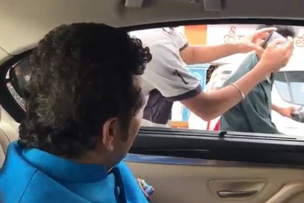 গাড়ি থামিয়ে যুবকদের হেলমেট পরতে বললেন শচীন (ভিডিও)