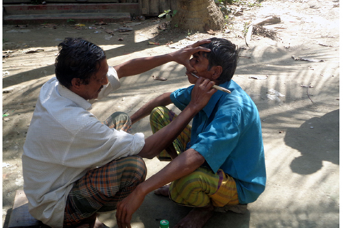 গাছতলাই মধুচন্দ্র শীলের 'এসি সেলুন'
