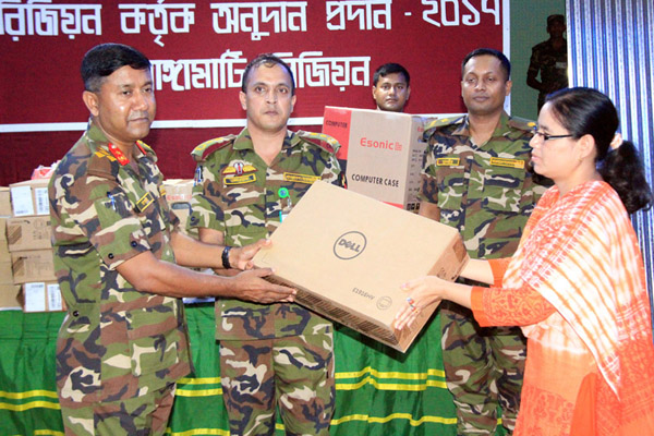 রাঙামাটিতে সেনাবাহিনীর উদ্যোগে বিভিন্ন সামাজিক সংগঠনকে সরঞ্জাম বিতরণ