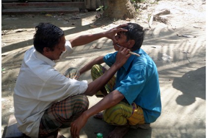 গাছতলাই মধুচন্দ্র শীলের 'এসি সেলুন'