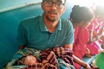 চলন্ত ট্রেনে হোয়াটসঅ্যাপের সহযোগিতায় প্রসব করালেন তরুণ