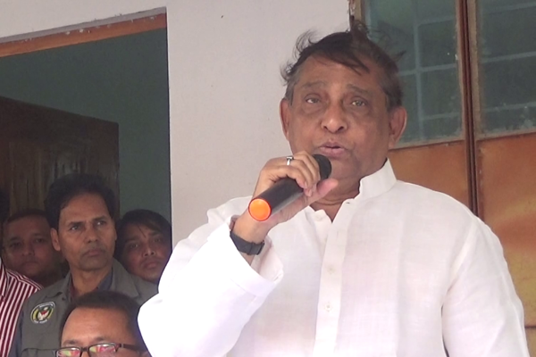 কিশোরগঞ্জের বন্যা কবলিত হাওর অঞ্চল পরিদর্শনে ত্রাণ মন্ত্রী