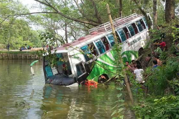লক্ষ্মীপুরে অটোরিকশা নিয়ে পুকুরে বাস, নিহত ২ 
