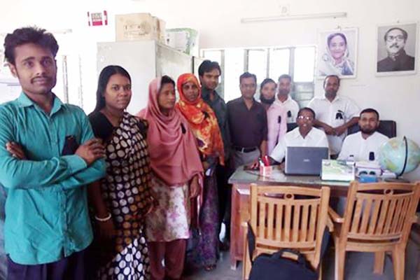 বৈশাখী ভাতার দাবিতে চরভদ্রাসনে শিক্ষকদের কালো ব্যাচ ধারণ
