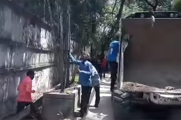 ভাঙা হচ্ছে ইতালির দূতাবাসের অবৈধ ব্লক
