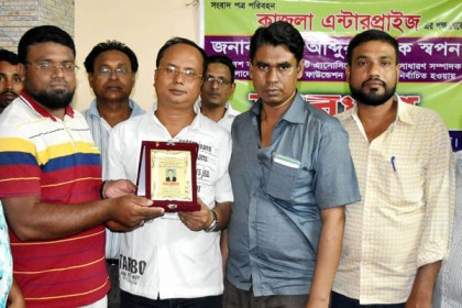 বাংলাদেশ প্রতিদিনের এজেন্ট স্বপনকে বগুড়ায় সংবর্ধনা