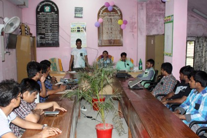 সাংবাদিক নির্যাতনের প্রতিবাদে ইবিতে কালো ব্যাচ ধারণ  