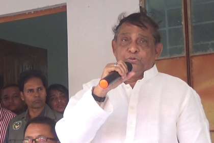 কিশোরগঞ্জের বন্যা কবলিত হাওর অঞ্চল পরিদর্শনে ত্রাণ মন্ত্রী