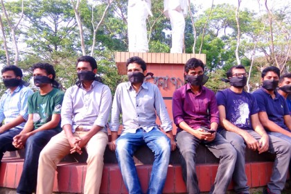 শাবিপ্রবিতে মুখে কালো কাপড় বেঁধে সাংবাদিকদের প্রতিবাদ 