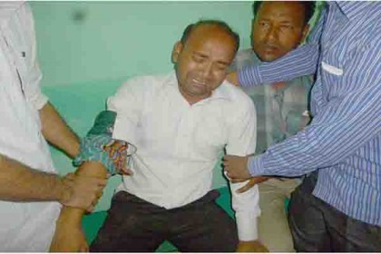 সিরাজগঞ্জে ছাত্রকে শাসন করায় শিক্ষককে মারধর