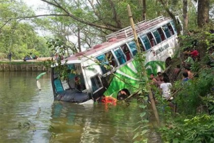 লক্ষ্মীপুরে অটোরিকশা নিয়ে পুকুরে বাস, নিহত ২ 

