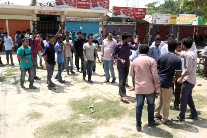 
ববিতে শিক্ষার্থীদের দু'গ্রুপের সশস্ত্র ধাওয়া-পাল্টা ধাওয়া

