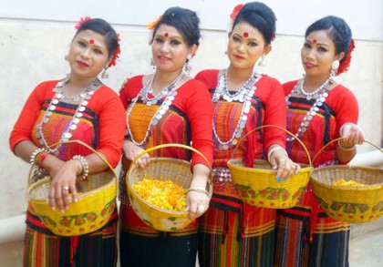 কাপ্তাই হ্রদে ফুল ভাসিয়ে শুরু বিজু উৎসব
