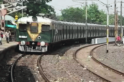 চলন্ত ট্রেন থেকে খুলে গেল ইঞ্জিন!