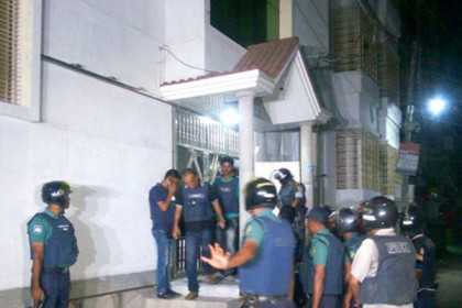 রাজশাহীতে 'জঙ্গি আস্তানা' সন্দেহে বাড়ি ঘেরাও, আটক ১