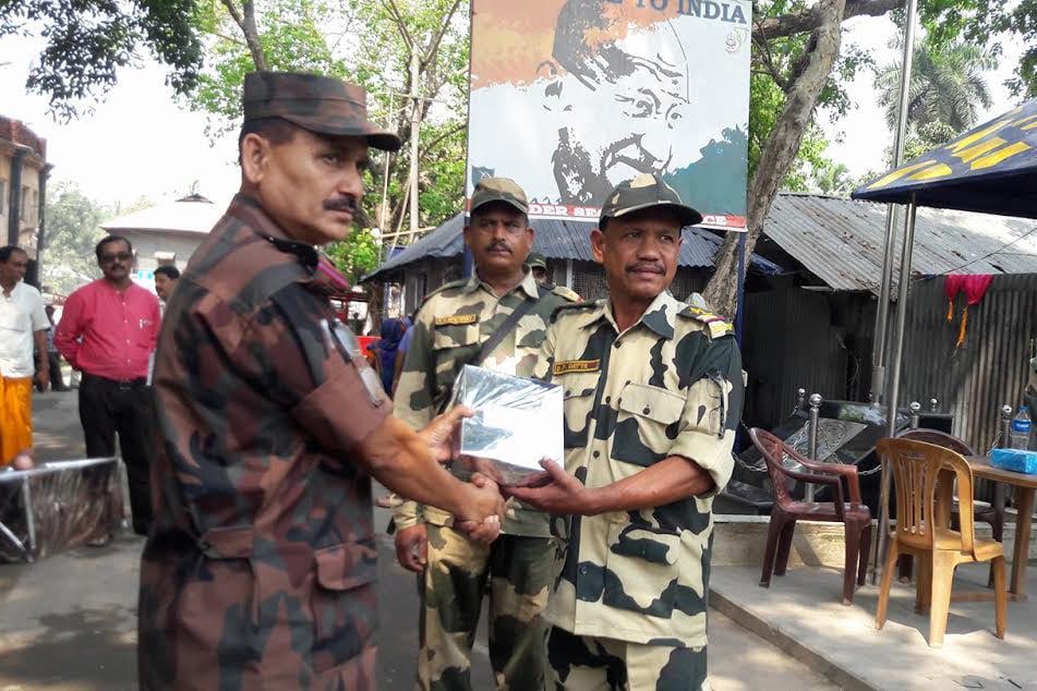হিলি সীমান্তে বিএসএফকে মিষ্টি উপহার বিজিবির