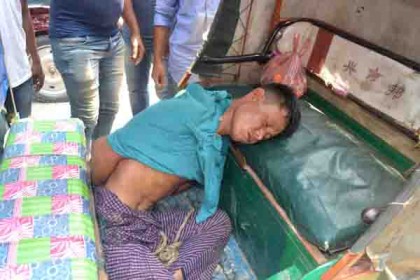 মদপানে নিষেধ করায় কুপিয়ে জখম, অভিযুক্তকে গণপিটুনি