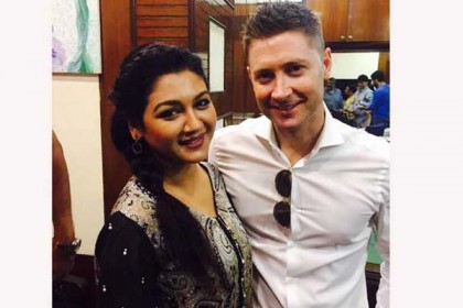 মাইকেল ক্লার্কের সাথে জয়া 