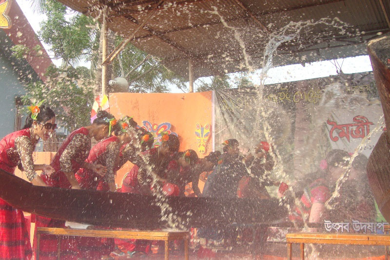 বান্দরবানে জলকেলি উৎসবে মাতোয়রা তরুণ-তরুণীরা 
