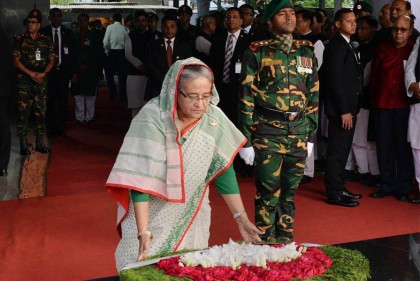 বঙ্গবন্ধুর প্রতিকৃতিতে প্রধানমন্ত্রীর শ্রদ্ধা