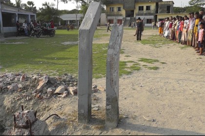 বাগেরহাটে প্রধান শিক্ষকের বিরুদ্ধে শহীদ মিনার ভাঙার অভিযোগ