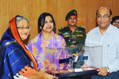 বঙ্গবন্ধু স্যাটেলাইটের রেপ্লিকা প্রধানমন্ত্রীর হাতে 