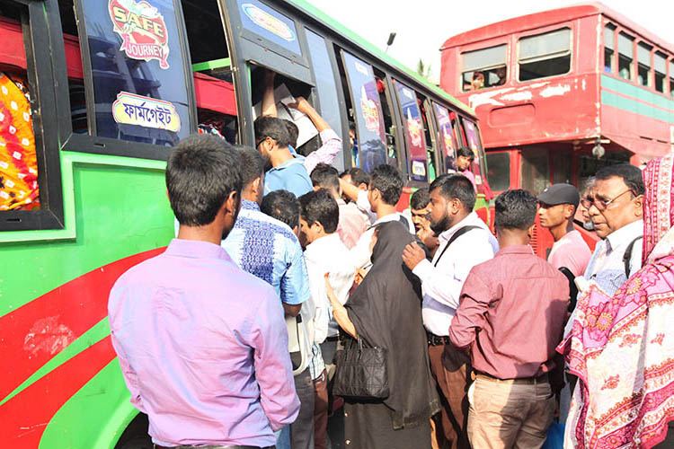 গণপরিবহনে নৈরাজ্য, বেশি ভোগান্তি নারীদের