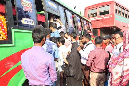 গণপরিবহনে নৈরাজ্য, বেশি ভোগান্তি নারীদের