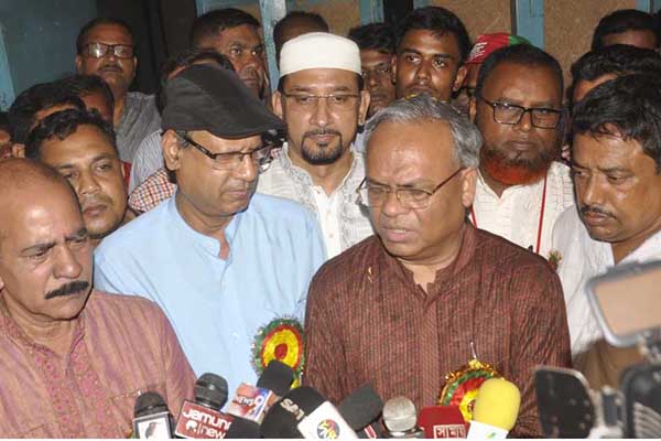 দেশ আজ চরম সংকটে : রিজভী
