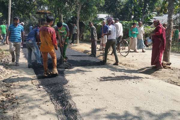 ঠাকুরগাঁওয়ে রাস্তা নির্মাণে অনিয়ম, জনপ্রতিনিধিদের ক্ষোভ