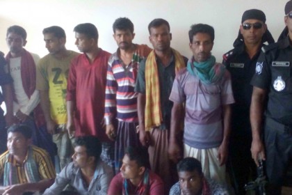 বরিশালে গলদা চিংড়ির ৩ লাখ রেনু পোনাসহ আটক ১০
