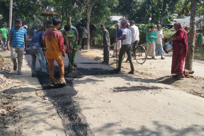 ঠাকুরগাঁওয়ে রাস্তা নির্মাণে অনিয়ম, জনপ্রতিনিধিদের ক্ষোভ